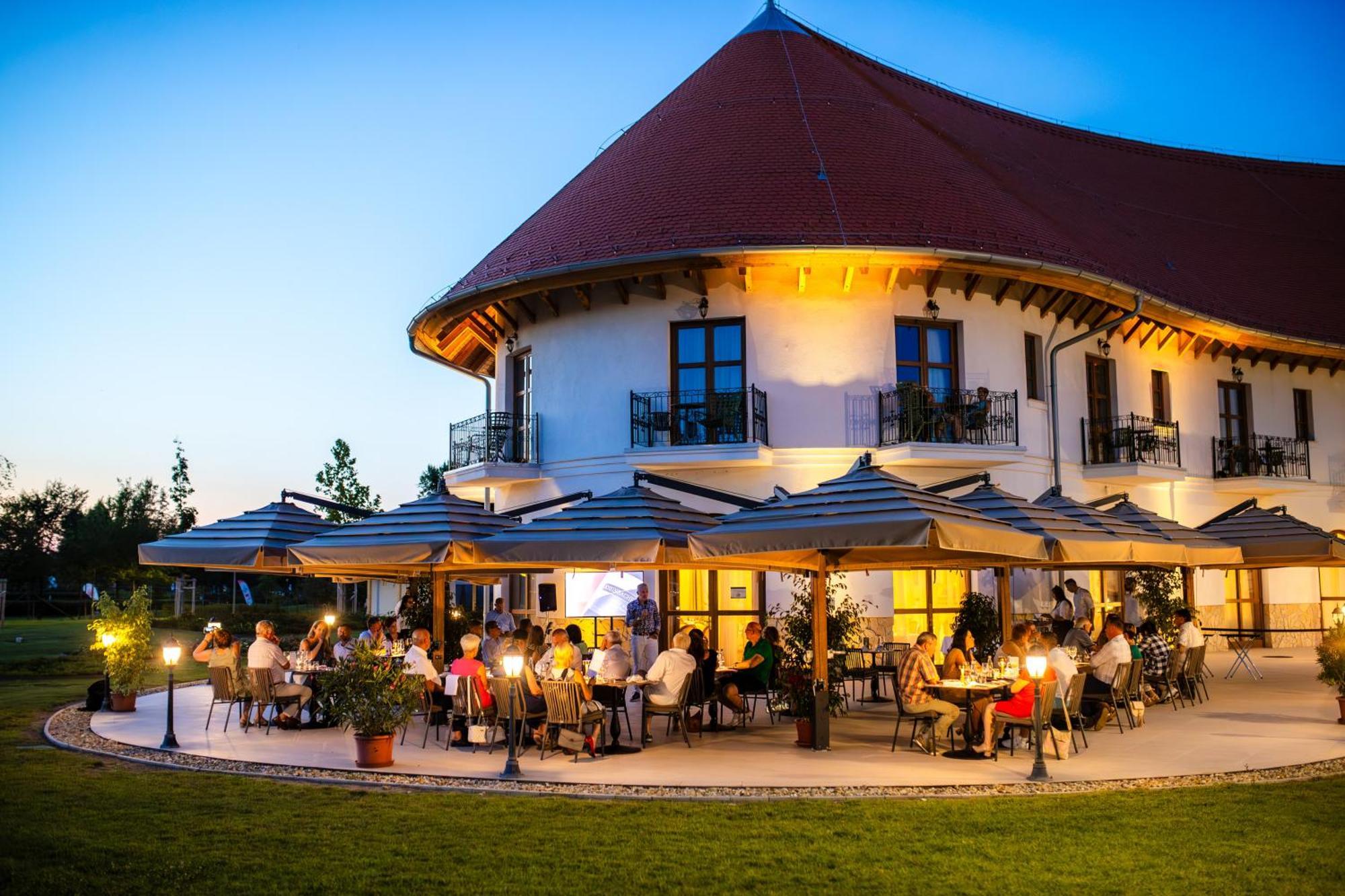 Hungarikum Hotel Lakitelek Eksteriør billede